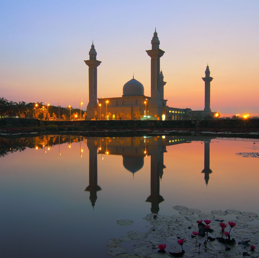 PAKET WISATA TOUR 4 NEGARA