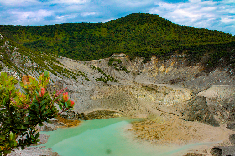 TANGKUBAN PERAHU